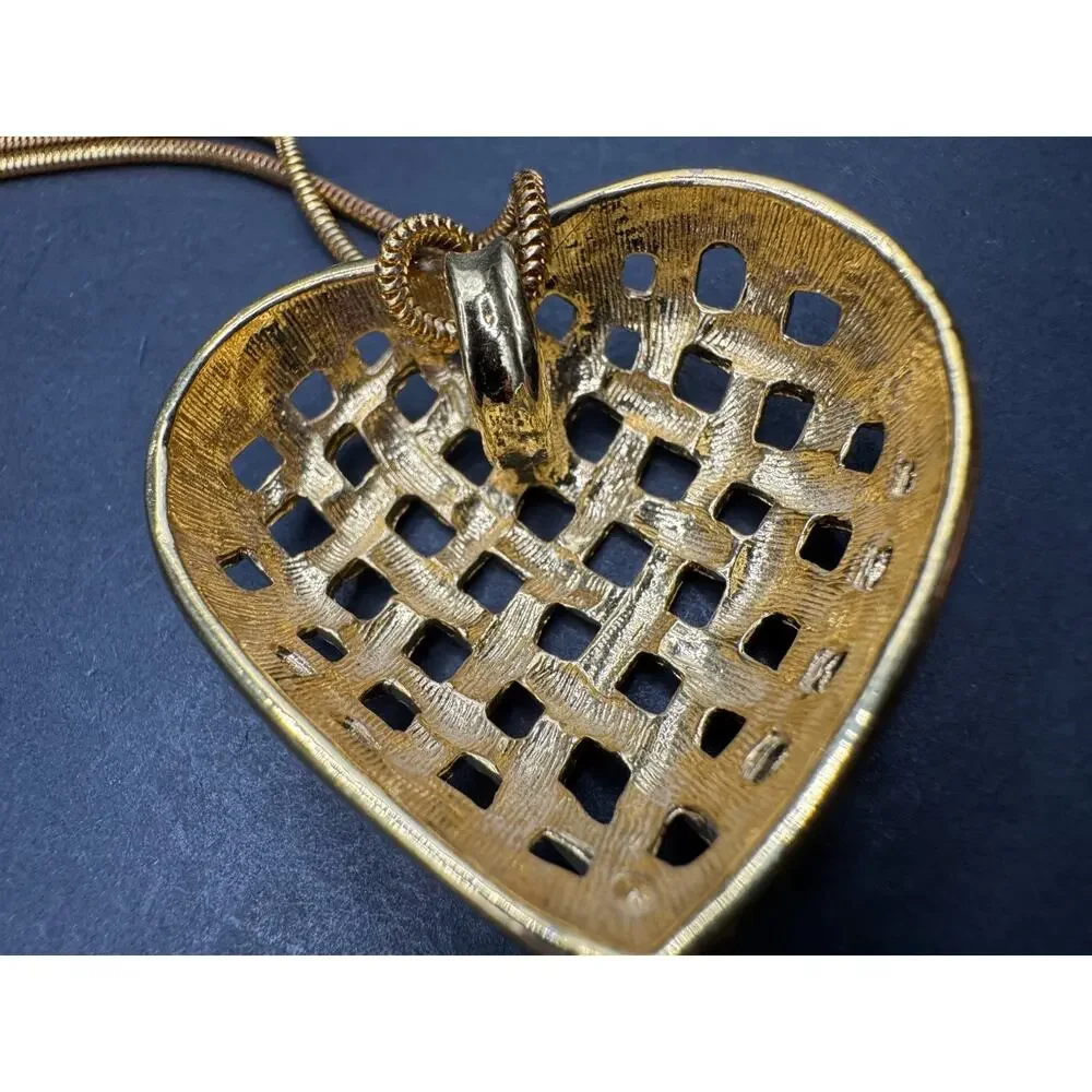 Vintage Gold Tone Basket Weave Heart Pendant Snake Chain Necklace 29.5